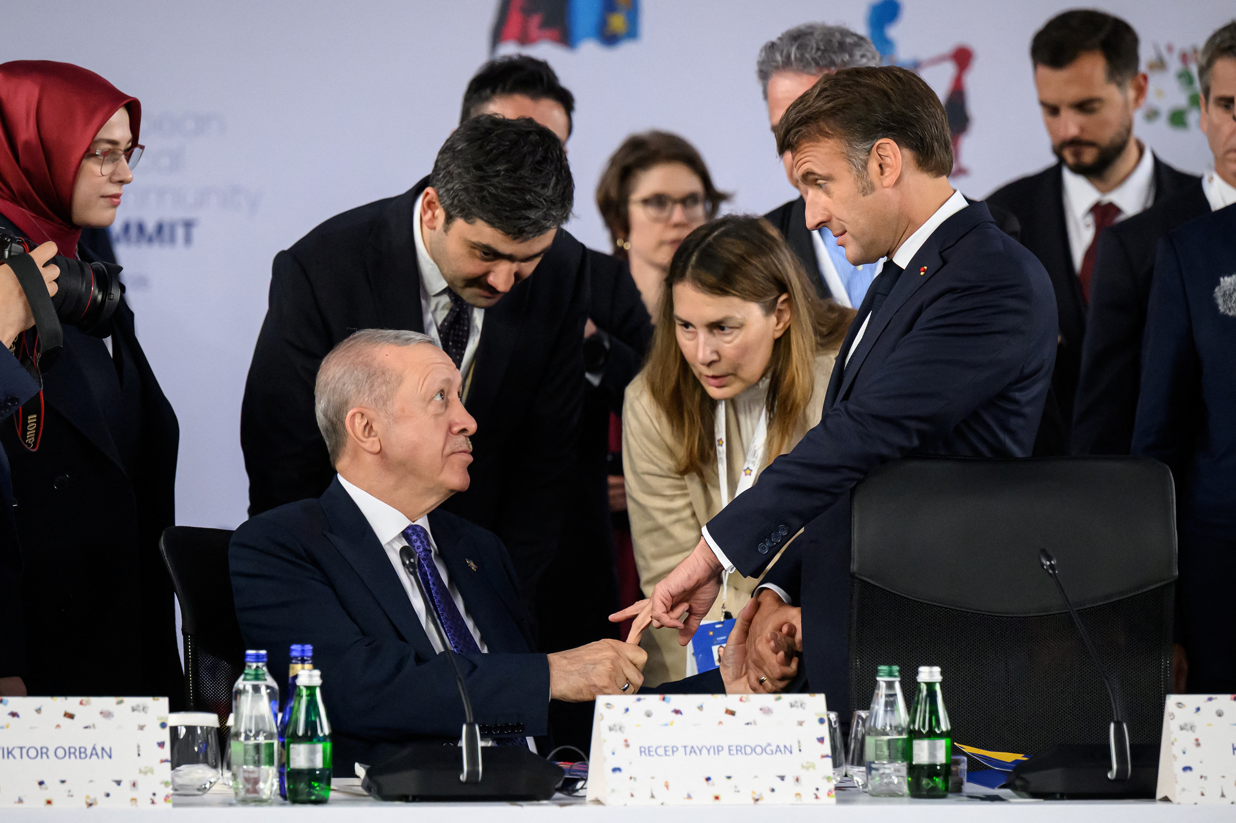 Macron nega 'tapa' de esposa, diz que vídeo gerou 'bobagens' e cita fake news recentes