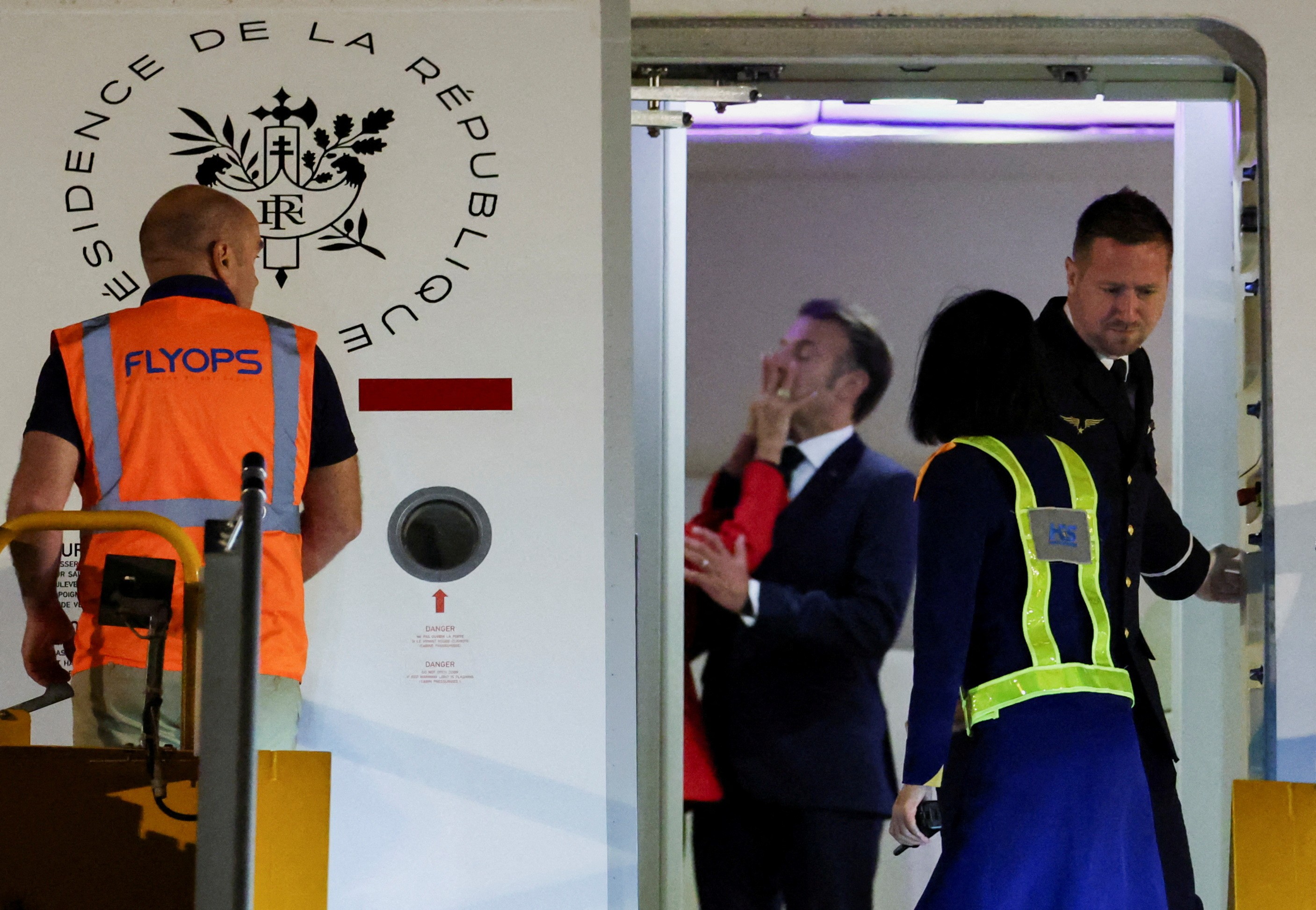 Hoje é no amor: após 'tapa', Macron desce de braços dados com esposa em desembarque na Indonésia; VÍDEO