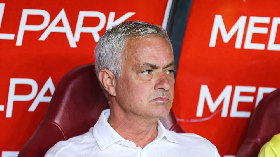 Mourinho leva goleada de time da zona de rebaixamento na Turquia