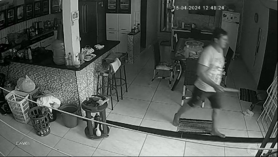 Réu enfrenta júri por matar esposa a facadas na cozinha em Peixoto de Azevedo.