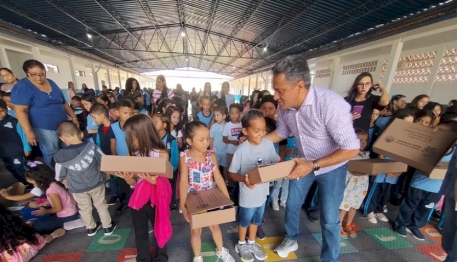 Prefeito Paulistinha entrega uniformes e kits escolares
